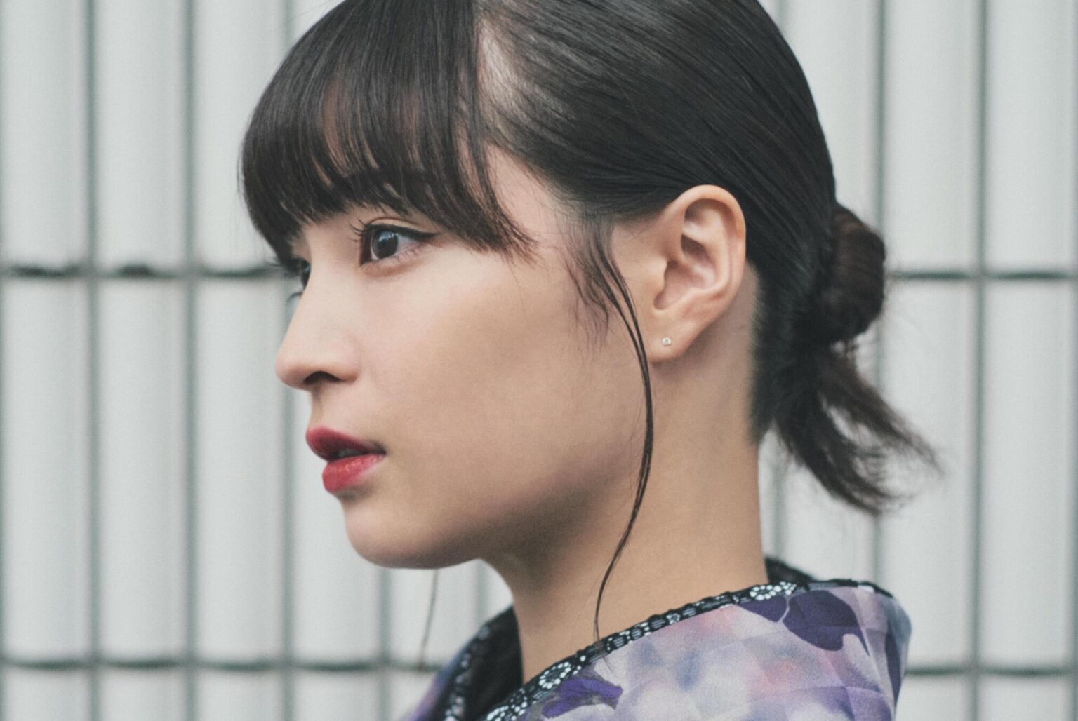 広瀬すず横顔画像, 広瀬すず ガードレール 画像 , 画像・写真 – QOPCOL